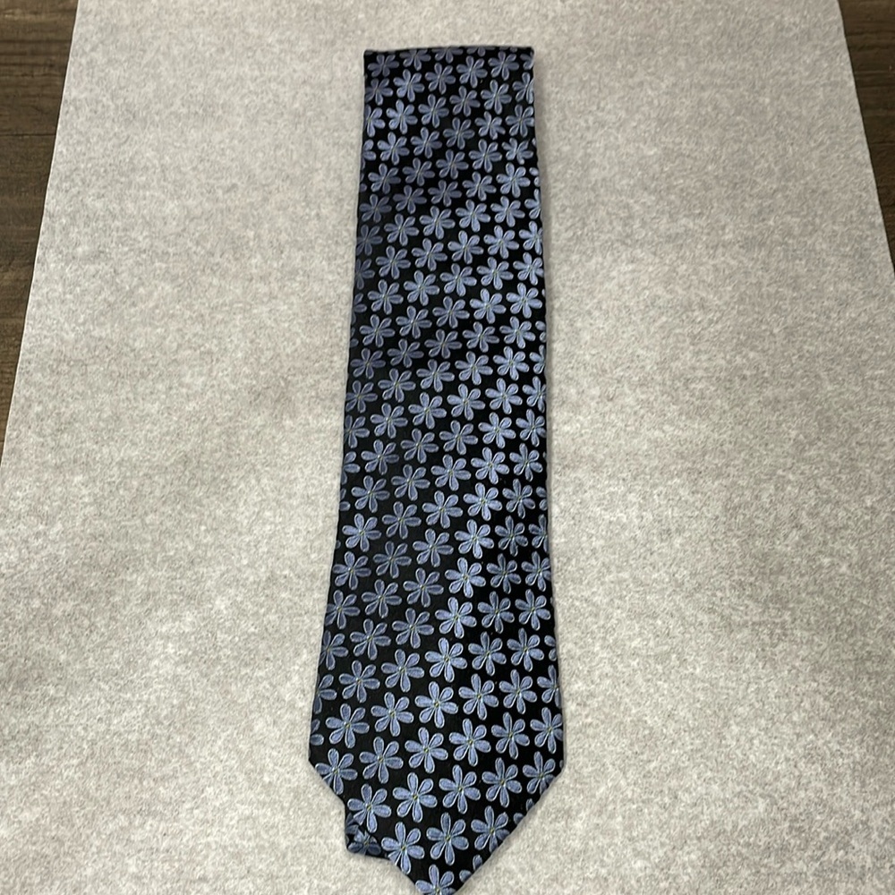 Ted Baker Daisy tie.​​